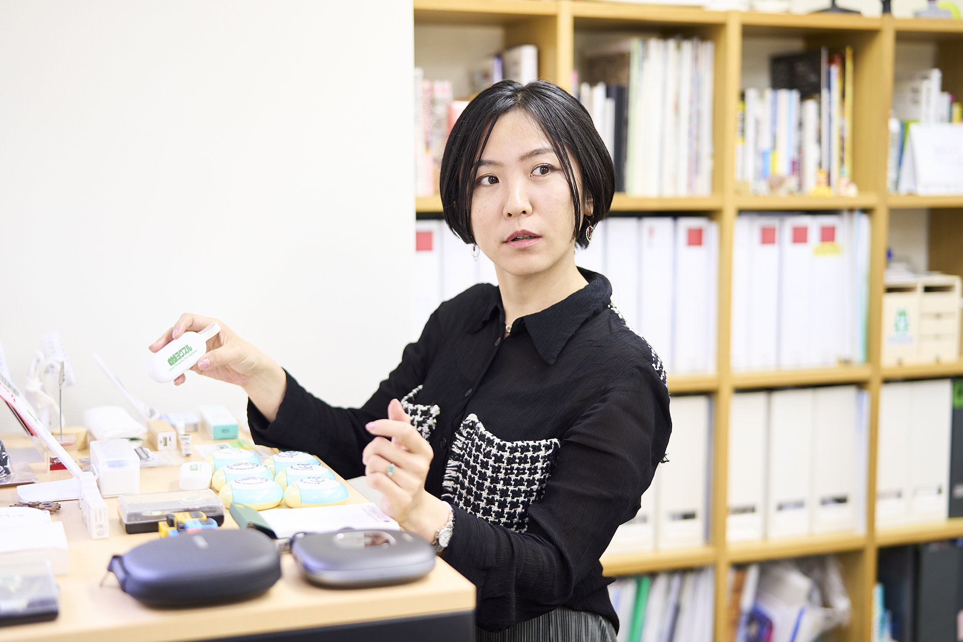 立ちながら会話をしている写真