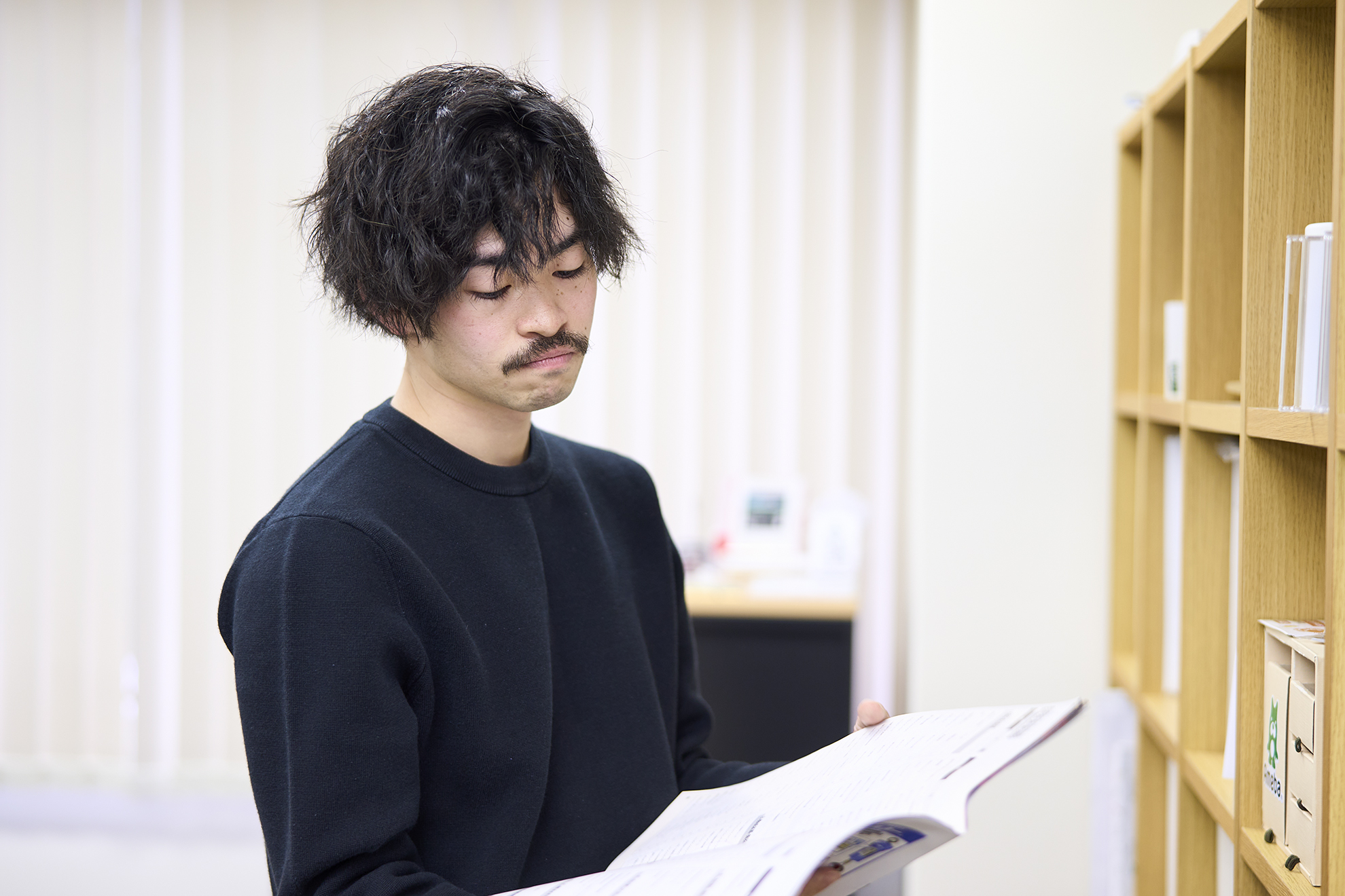 雑誌を読んでいる様子